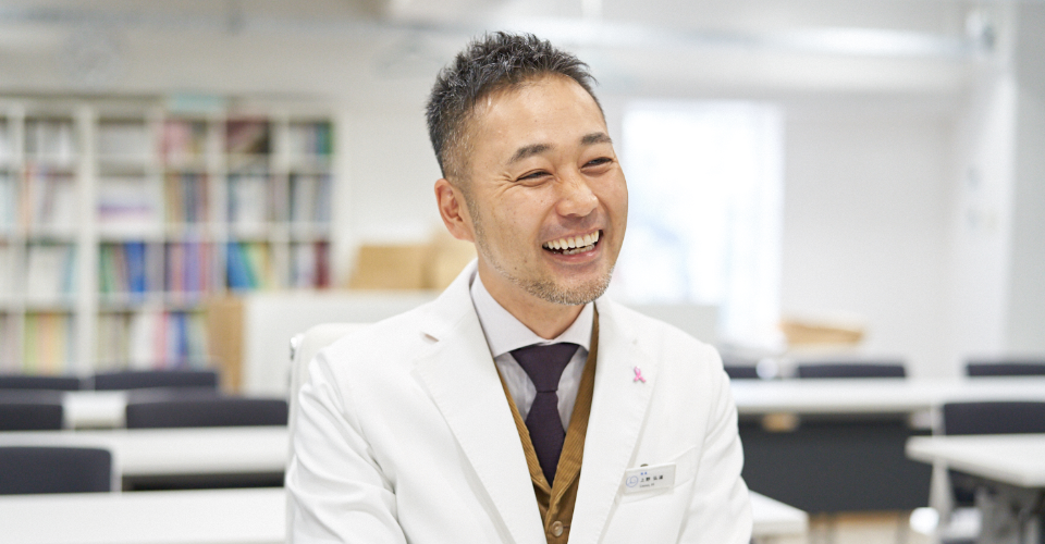 インタビューを受けている笑顔の男性
