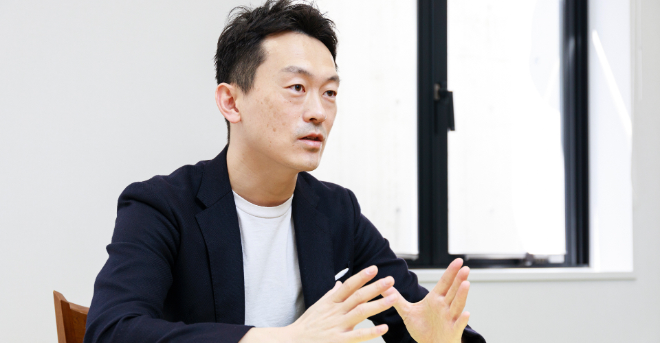 インタビューを受けている男性