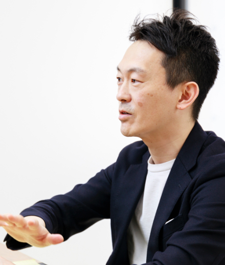 インタビューを受けている男性