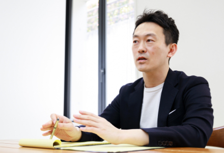インタビューを受けている男性