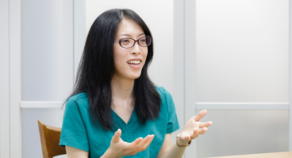 インタビューを受けている女性獣医師