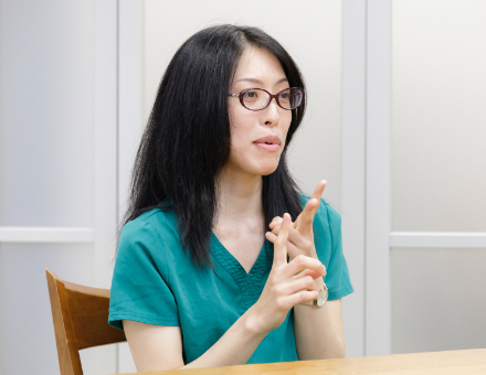 インタビューを受けている女性獣医師