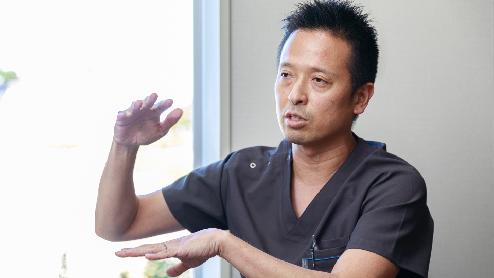 インタビューを受けている男性獣医師