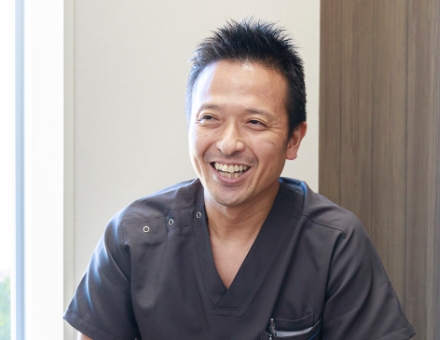 インタビューを受けていて笑顔の男性獣医師