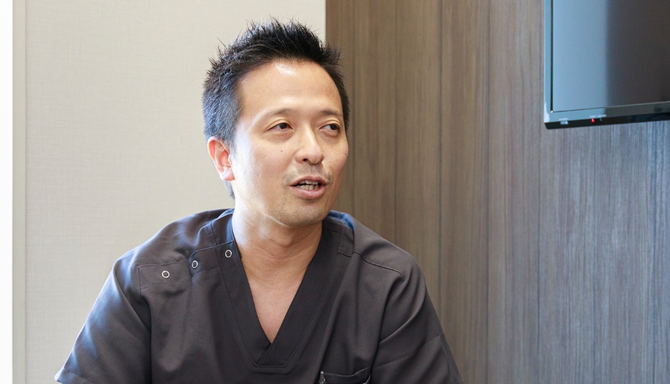 インタビューを受けている男性獣医師