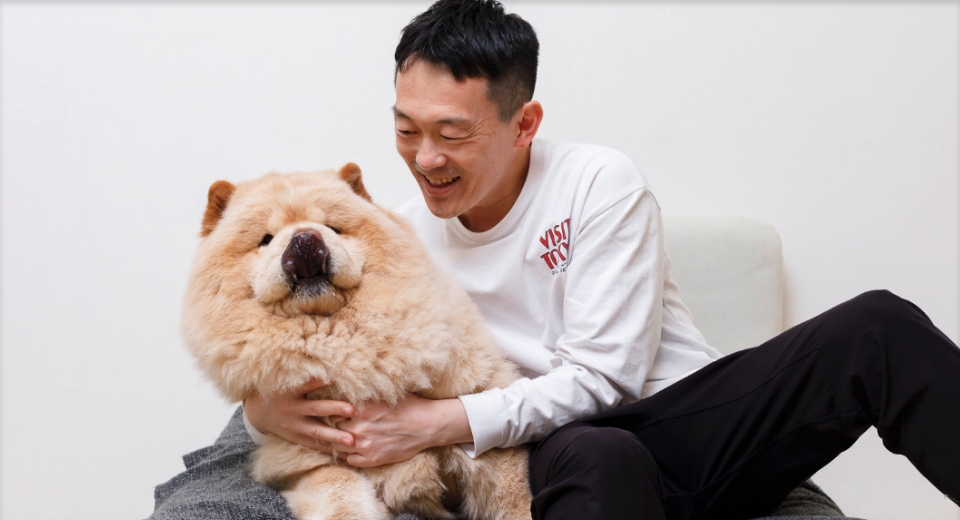 チャウチャウ・くり蔵くんにうれしそうに抱きつく獣医師の中村先生