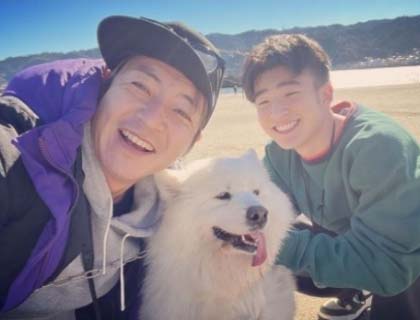 みんな幸せ それが一番 スコティッシュフォールドのチャコちゃん サモエドのアグちゃんと暮らす つるの剛士さんが知りたい毎日のペットケアとは 中 愛犬編 Hugq ハッシュハグ みんな幸せ それが一番 スコティッシュフォールドのチャコちゃん サモエドのアグちゃんと暮らす つるの剛士さんが知りたい毎日のペットケアとは 中 愛犬編 Hugq ハッシュハグ