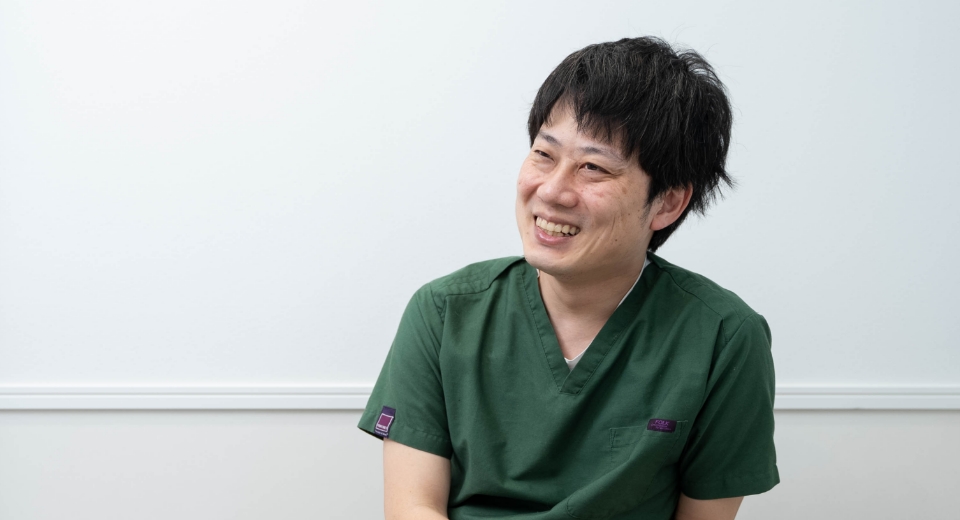 笑顔で話す獣医師の本田 耕一 先生
